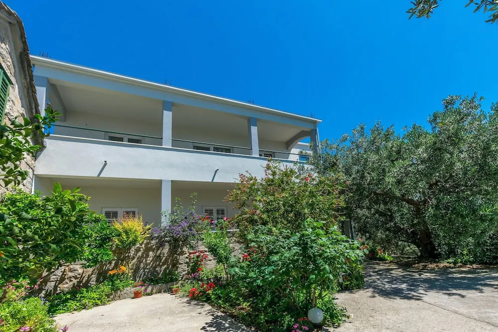 Omiš Duće sandy beach apartments Mare