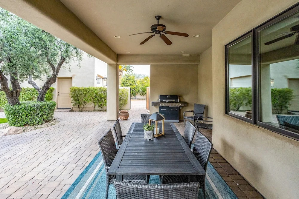 Upscale W/ Pool, Chefs Kitchen & Stables 6 Bedroom Home