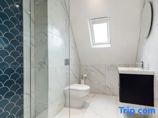 Luxurious 2-Bed Apt w/ Stunning Sea View & Parking