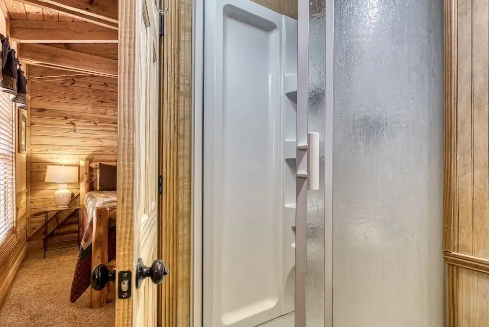 Er20 - Eagles Roost Great Location! - Close To Town! 4 Bedroom Cabin by RedAwning