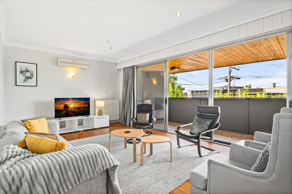 Spacious 5-bed Home With Pool in Glen Iris