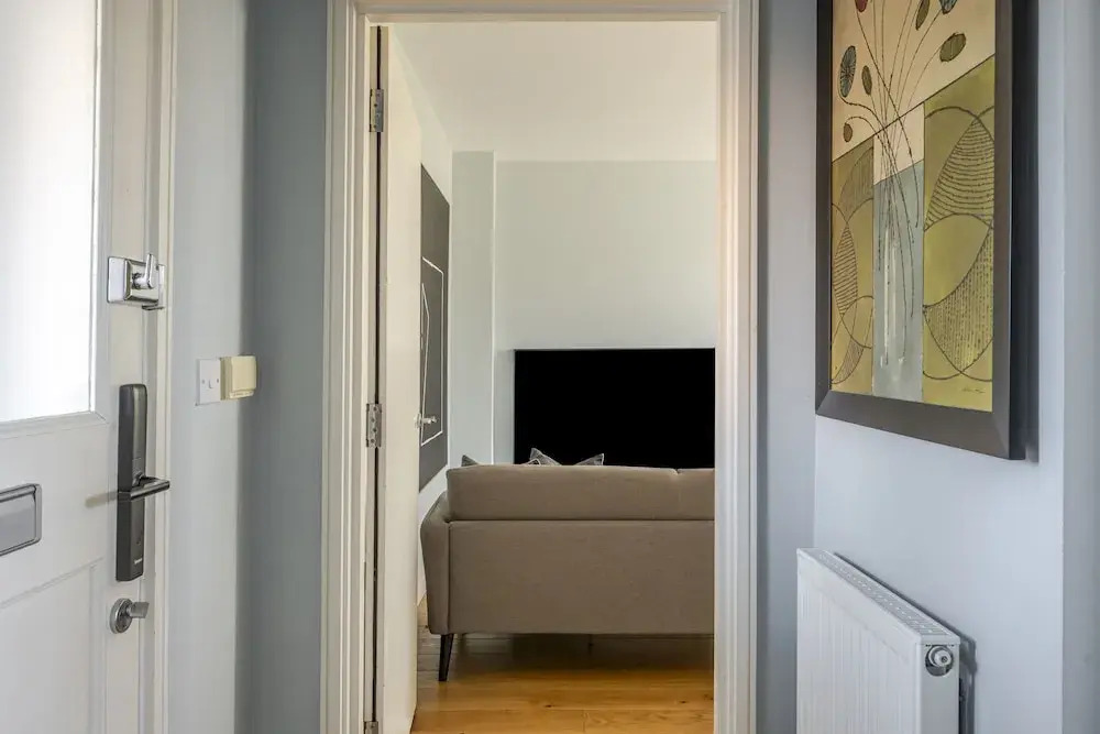 Luxurious Private One Bedroom Apartment