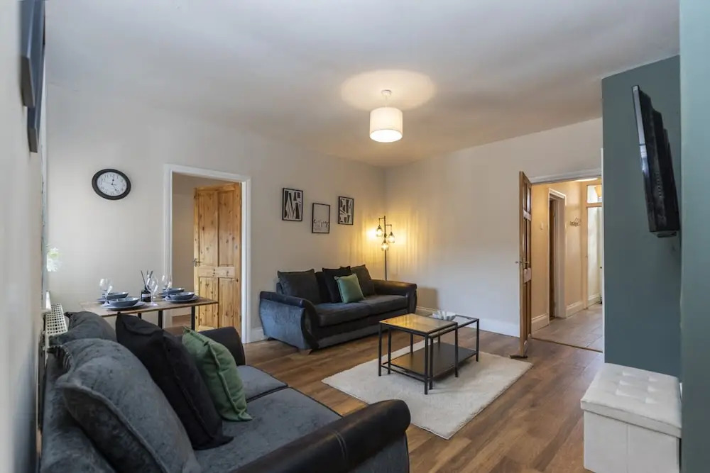 Gateshead 2BR Home - Near Town Metro Access