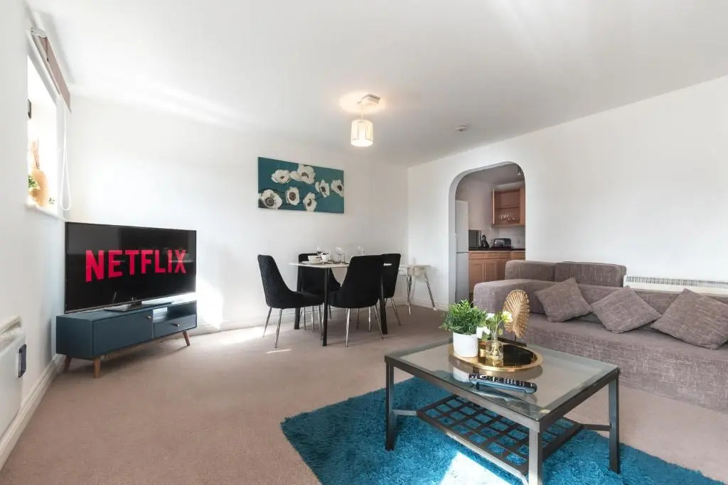 BEST PRICE! LARGE SPACIOUS 2 BED APARTMENT - King Size or Single Beds, Sofabeds, Smart TVs, FREE PARKING