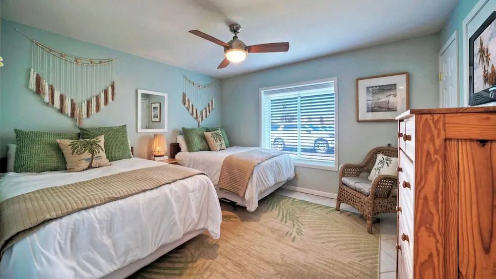 Sleeps 18 2 Beachfront Condos, Pool, Pickleball Courts Island Retreat