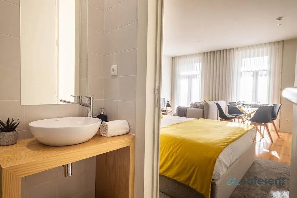 Bonja1 Light-filled Apartment w/ Balcony +AC