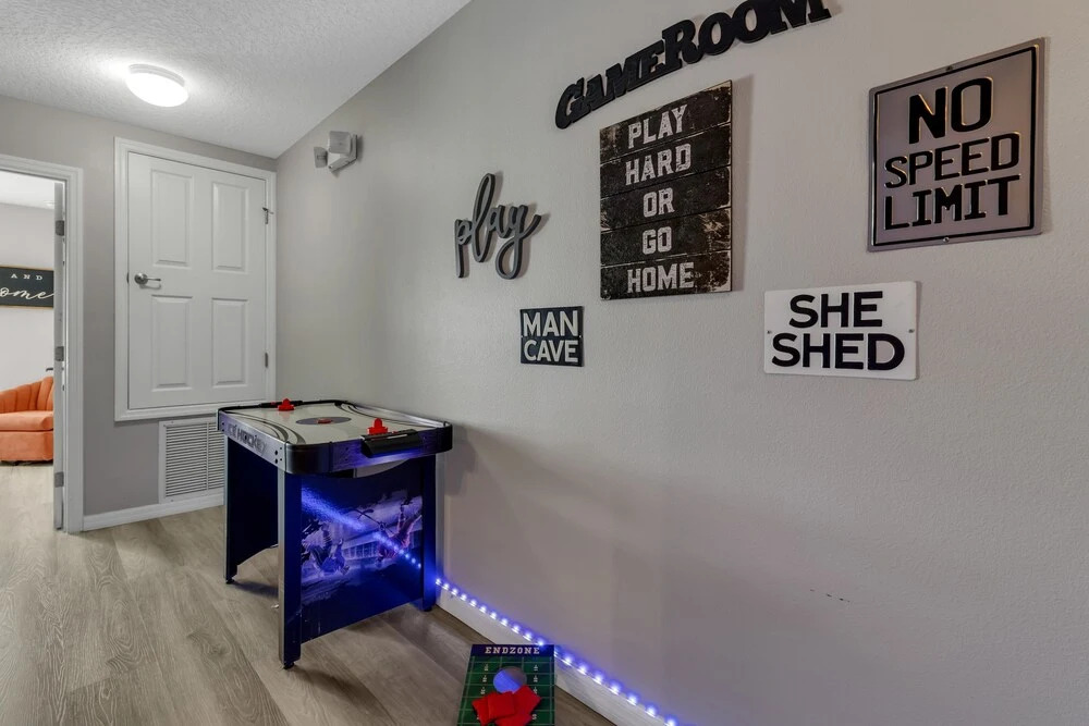 Just 10 Mins From Disney and Walking Distance to Outlets & Restaurants