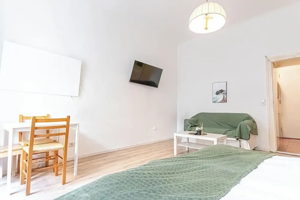 Simple 1BR Apt Long Stay Near Belvedere