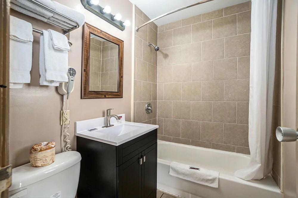 Great Lakes Inn & Suites