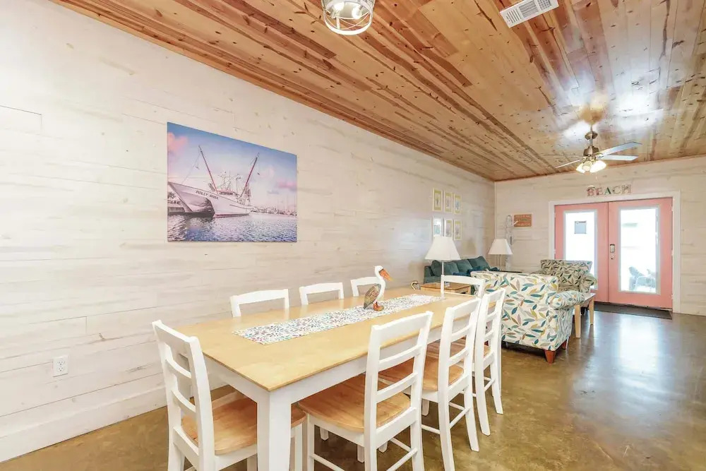 Resort Pool & Pet Friendly Sleeps 9