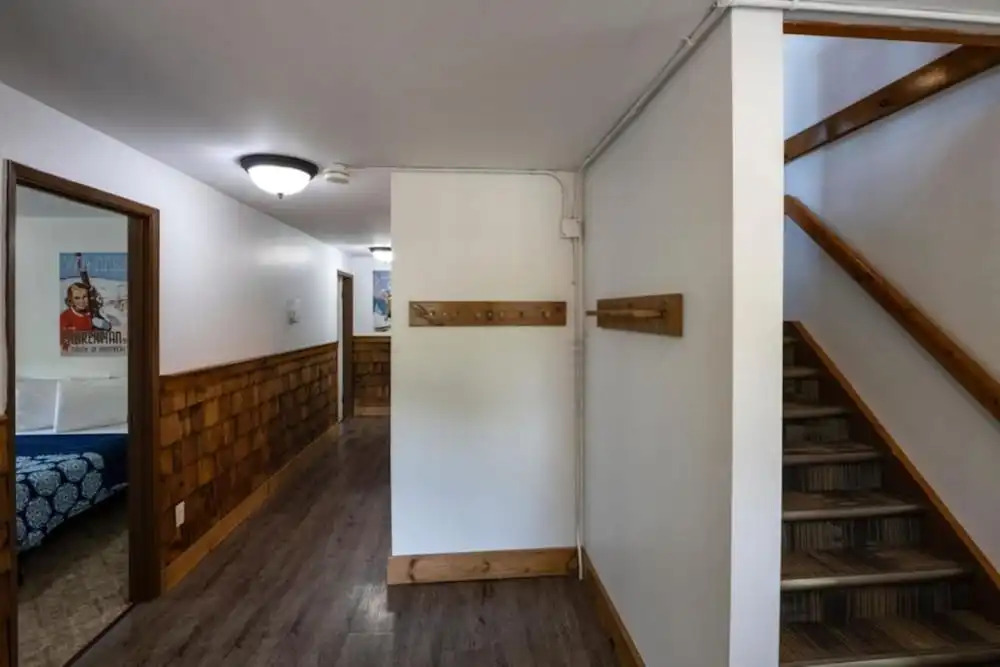 Spacious 8 bdrm Blue Mountain Cottage, Perfect for Large Groups, Private Beach, BBQ, Hot Tub, Sauna