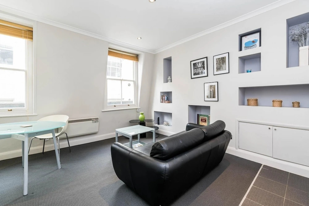 1 Bed Flat in St Paul's the Very Centre of London!
