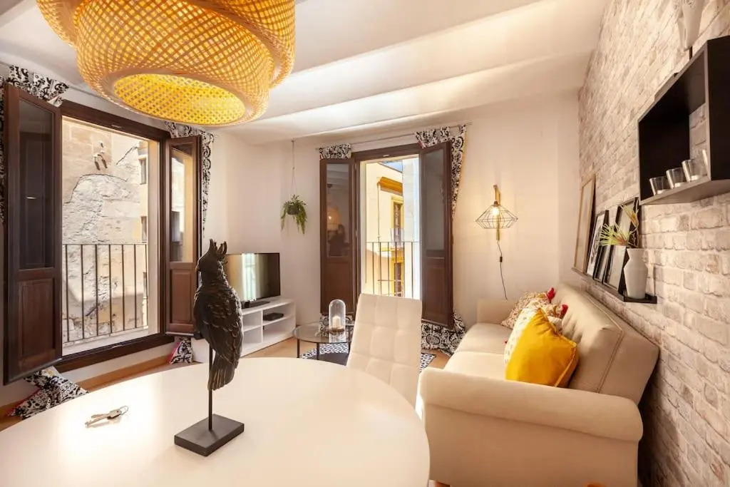 Beautiful Apartment in Abat Street by Batuecas