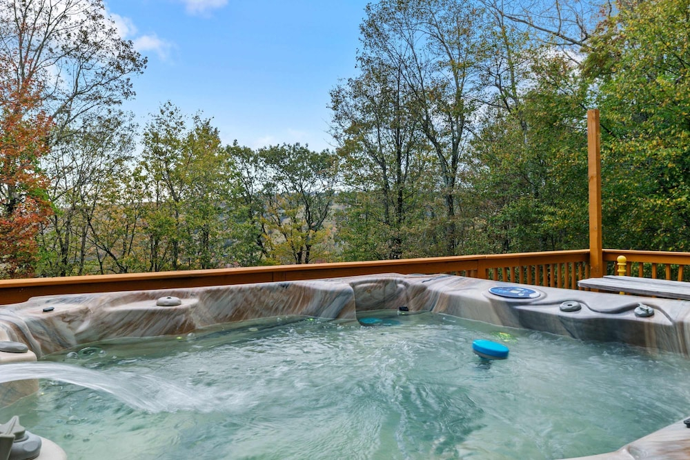 Fam-friendly Cabin Mins 2 Beach Ski w Hot Tub