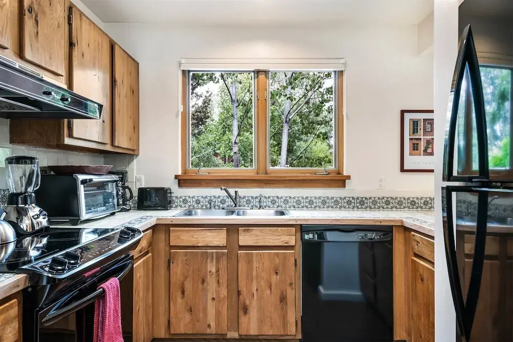 Old Santa Fe Trail - Walk Everywhere, Kiva Fireplace, Amazing Natural Light