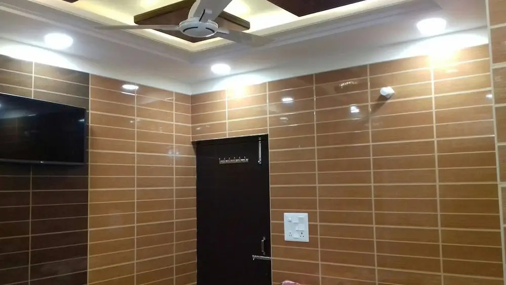 Posh, Nice Foreigner Area Lajpat Ngar Luxury Room