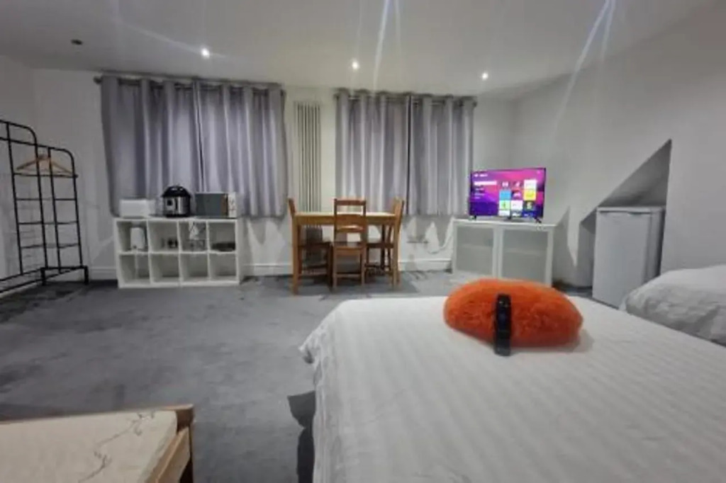 SnoozeDen Westmead – Windsor Castle & Legoland
