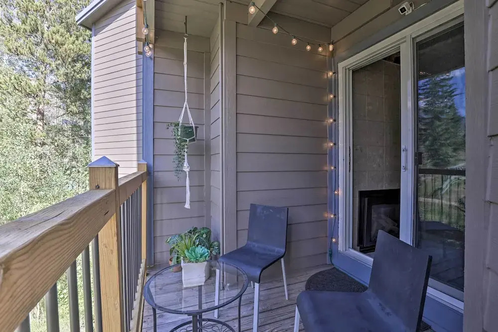 Ski Shuttle & Pool: Modern Silverthorne Condo!