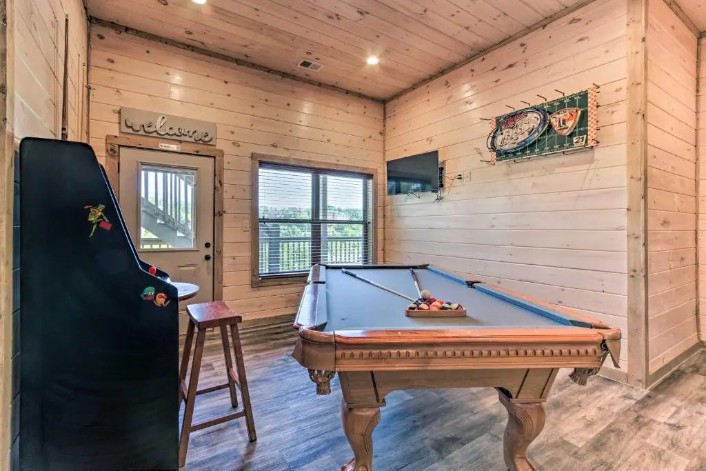 'Madison Bear Garden' 7Bdr w/Hot Tub + Pool Access