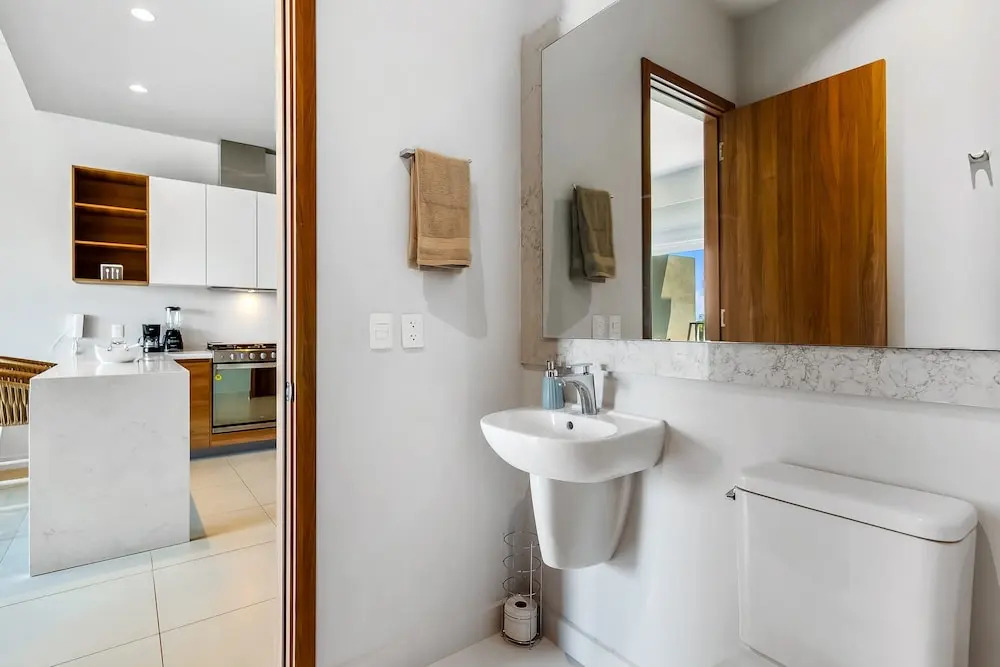 5th-floor apt Near the Ocean With Infinity Rooftop Pool, Balcony, Washer/dryer