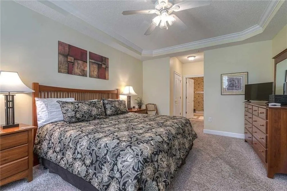 Greenbriar 314 2 Br condo by RedAwning
