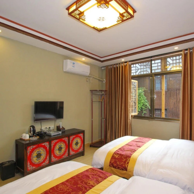 Fenghuang Nanmu Inn 1