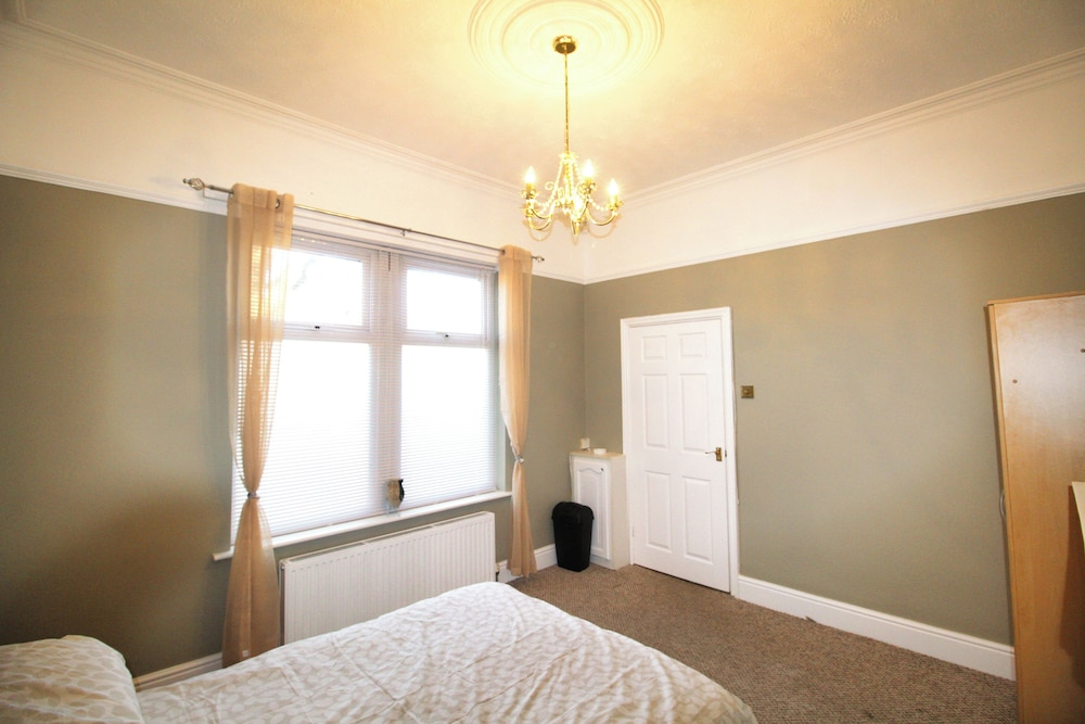 Large Bungalow - 3 Beds 2 Baths - Very Large Enclosed Garden - Dogs Stay Free