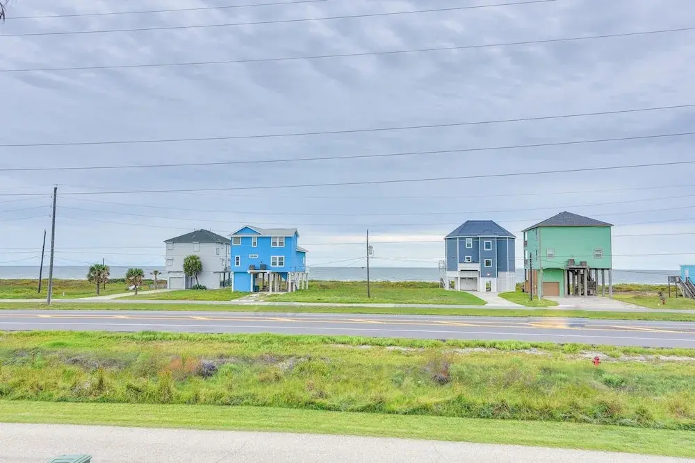 Pet-friendly Condo w/ Seasonal Pool in Galveston!