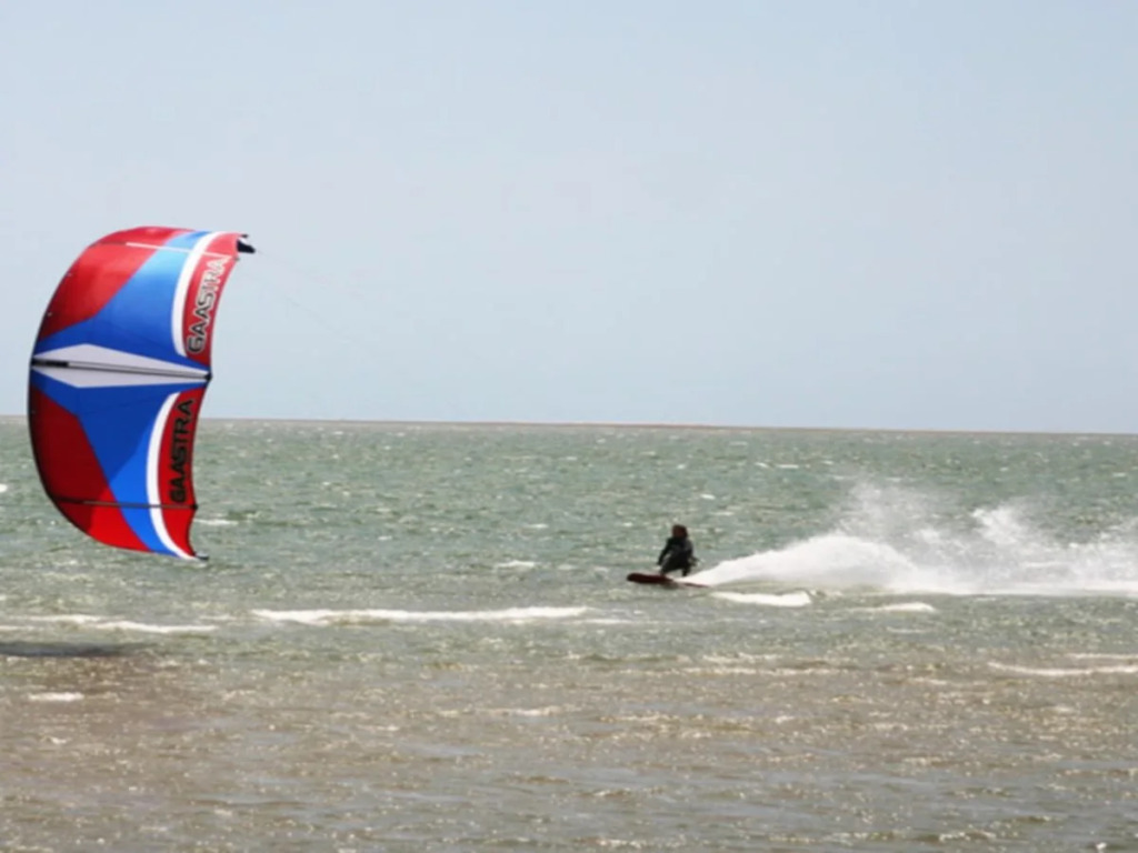 Bar Reef Resort - Dolphins, Kitesurfing & Wildlife