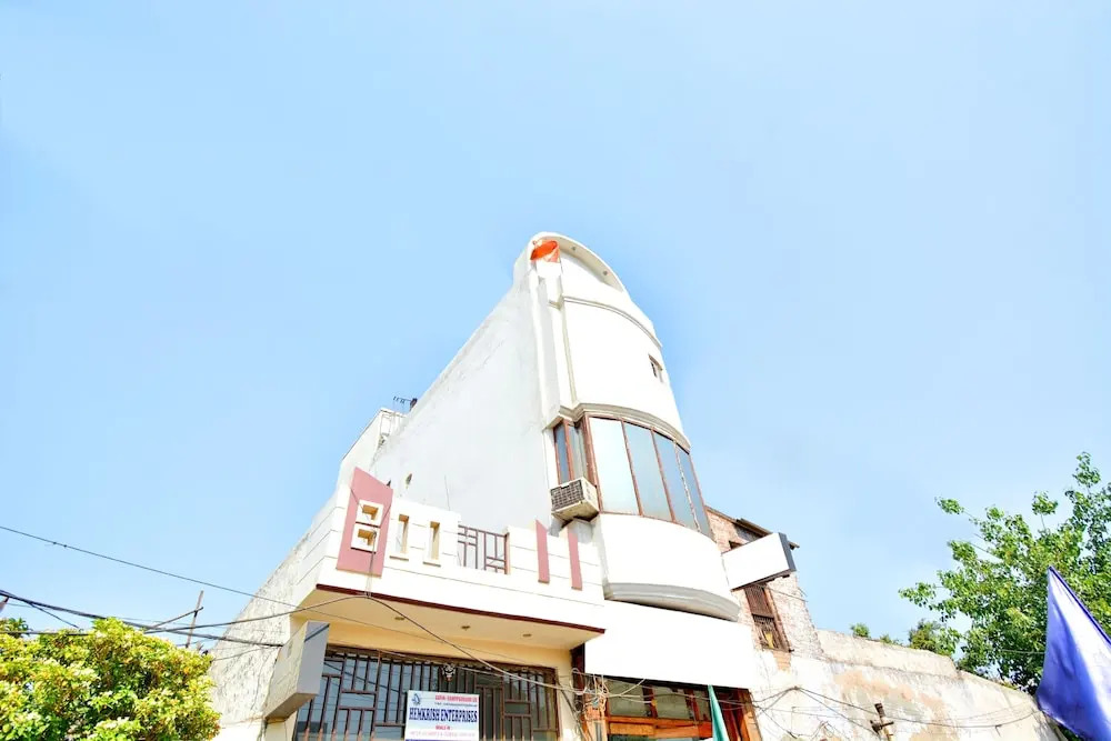 White House Continental by OYO Rooms
