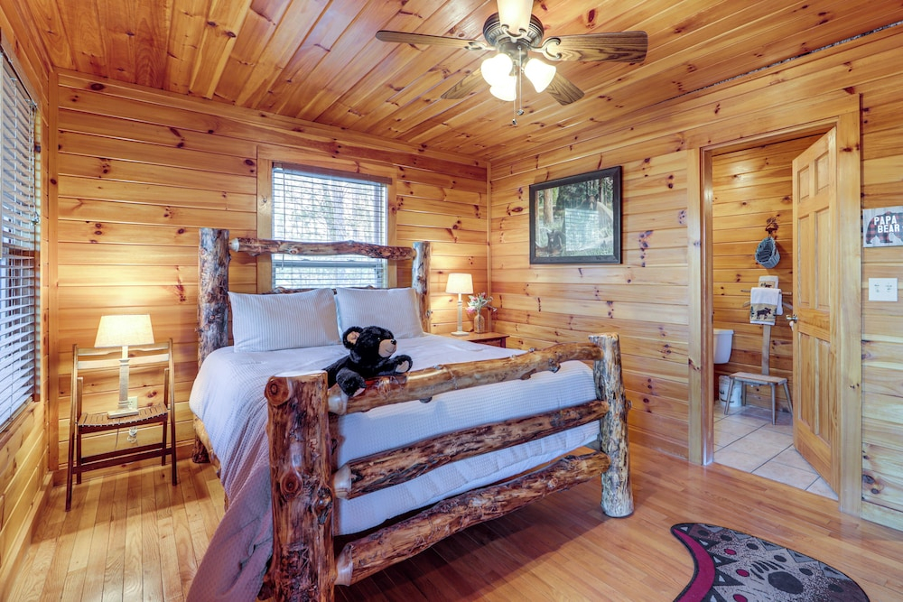 Mtn-view Getaway w/ Lake Access in Whittier!