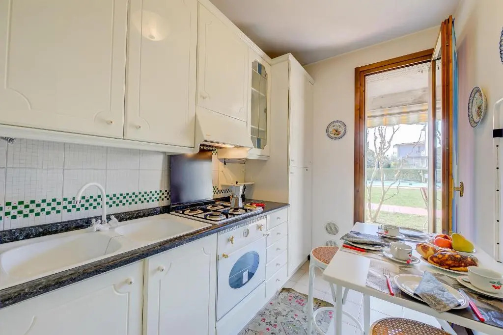 Lella Apartment Front Beach Garda lake