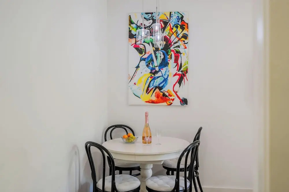 Central Cozy 2 Bedroom Apartment