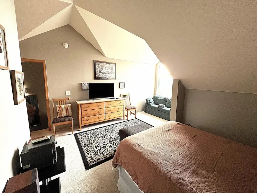 Forest Park 3 Bed 4 Bath Townhome