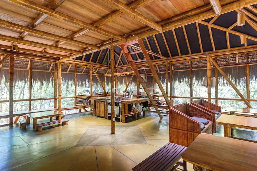 Universo Pol Bamboo Hostel