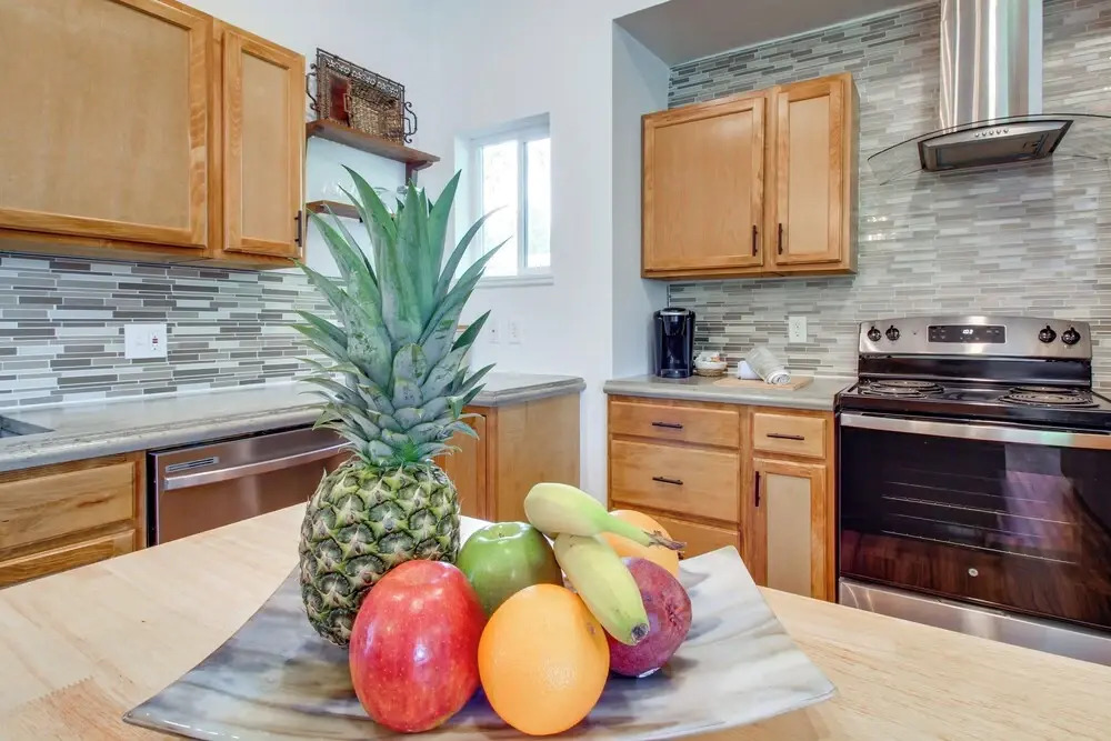 1 Mi to Dtwn Coos Bay: Sleek Apt w/ Deck & Views!