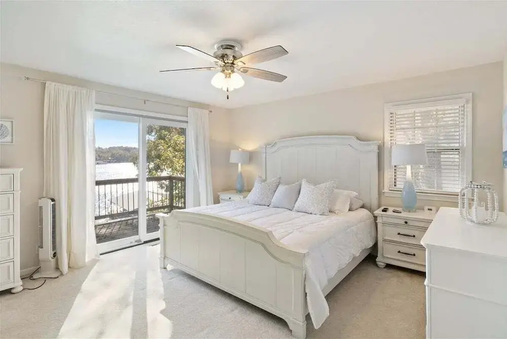 2 Lakefront Homes: Wide Decks, Great View