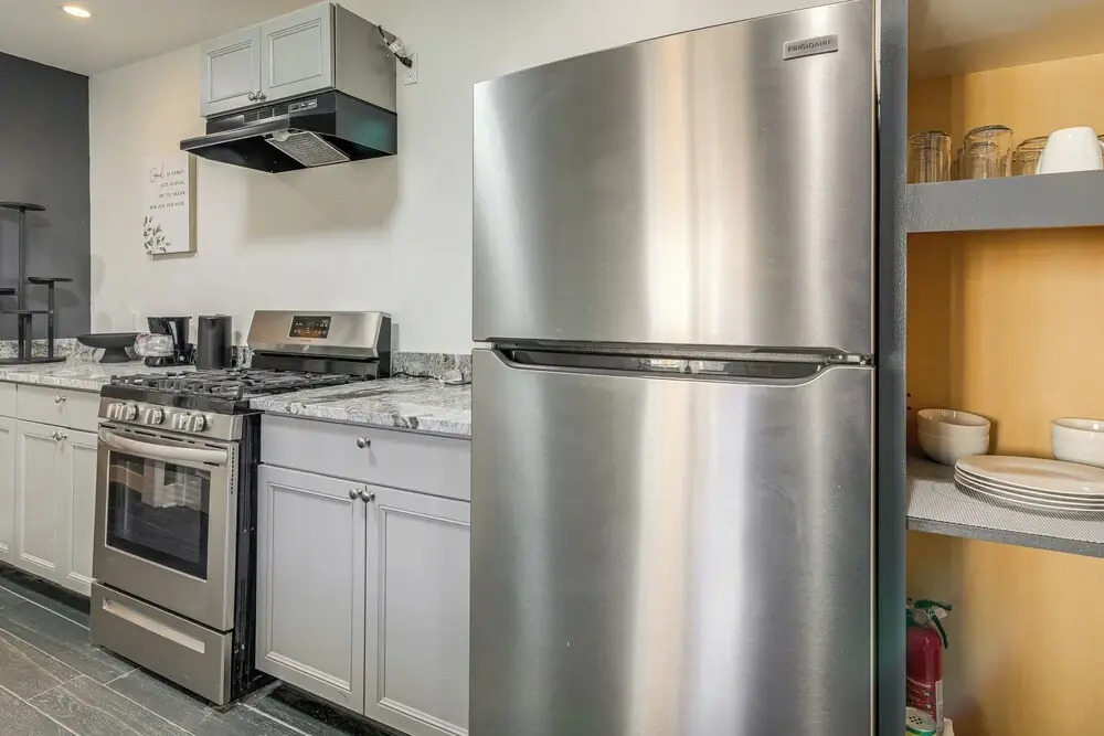 1 Mi to Graceland: Quiet Home w/ Private Yard