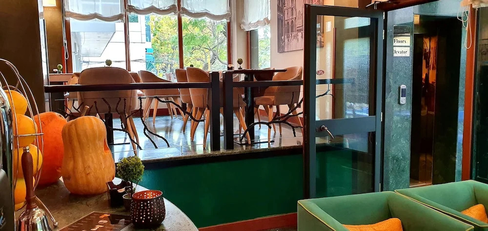 Nov Hotel