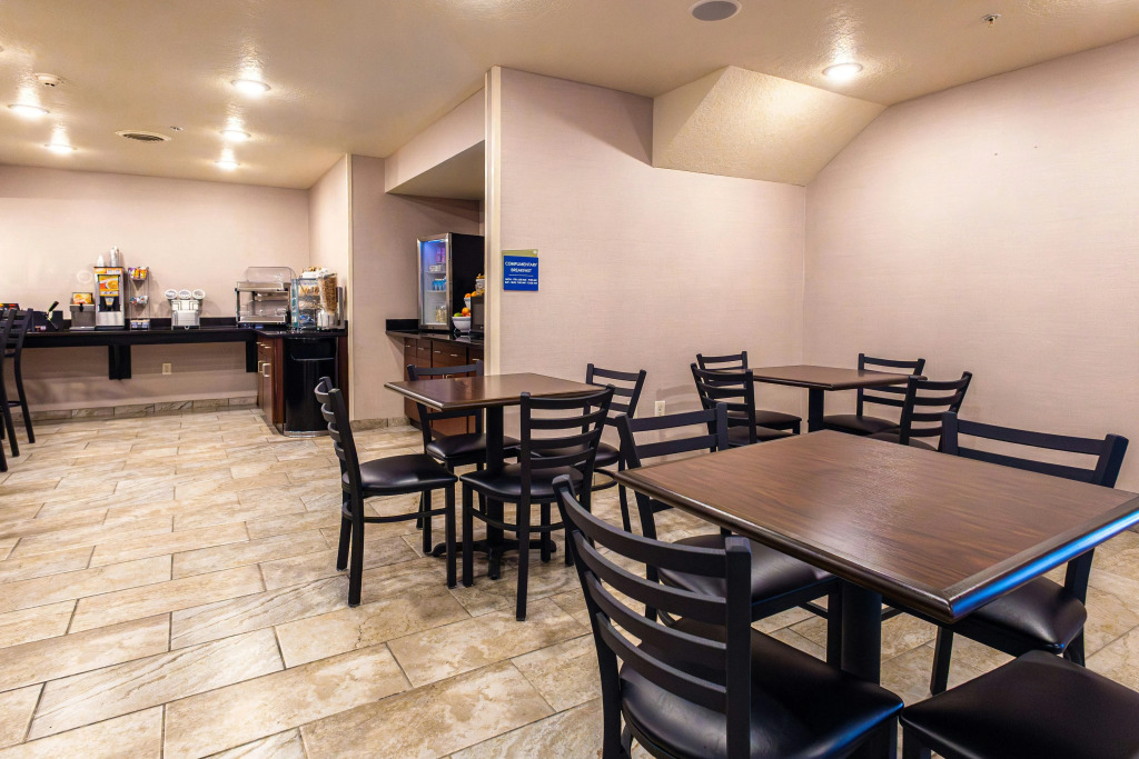 Cobblestone Inn & Suites - Big Lake