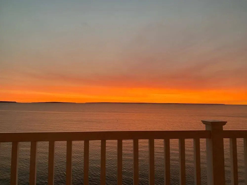 Mackinaw Beach and Bay Inn & Suites