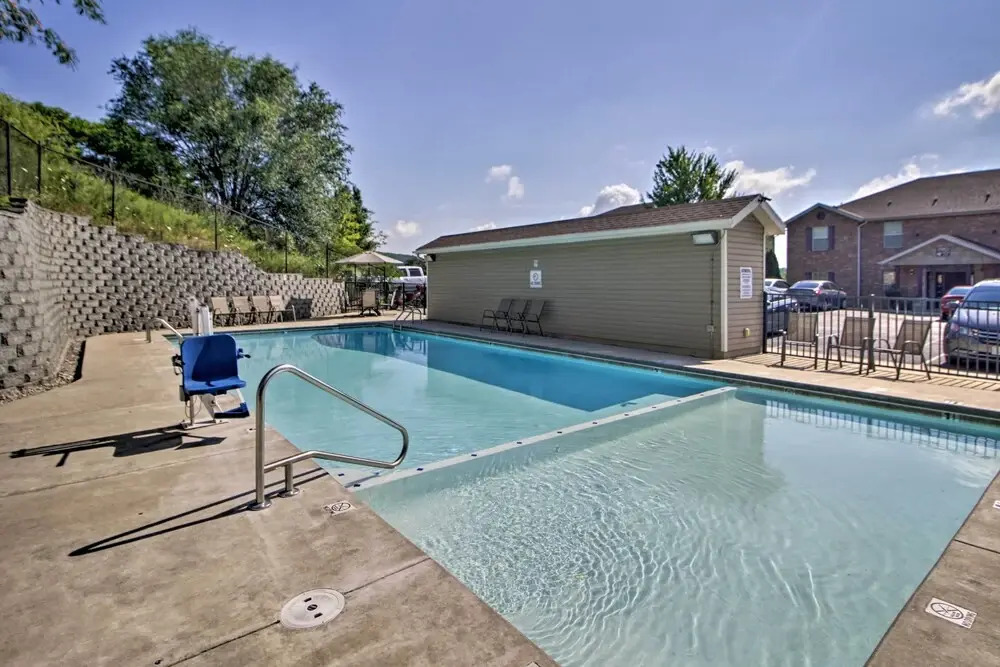 5 Mi to Marvel Cave: Ground-level Branson Apt!