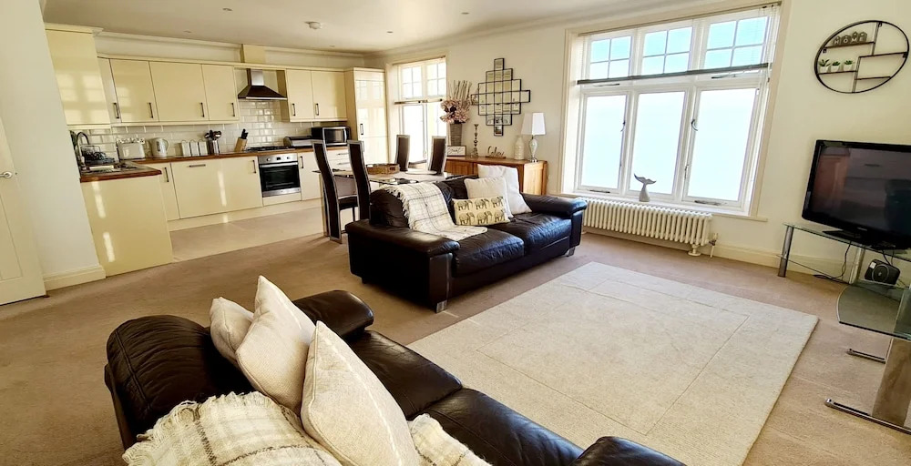 Shore Thing - Beachfront Apartment - Sleeps 4