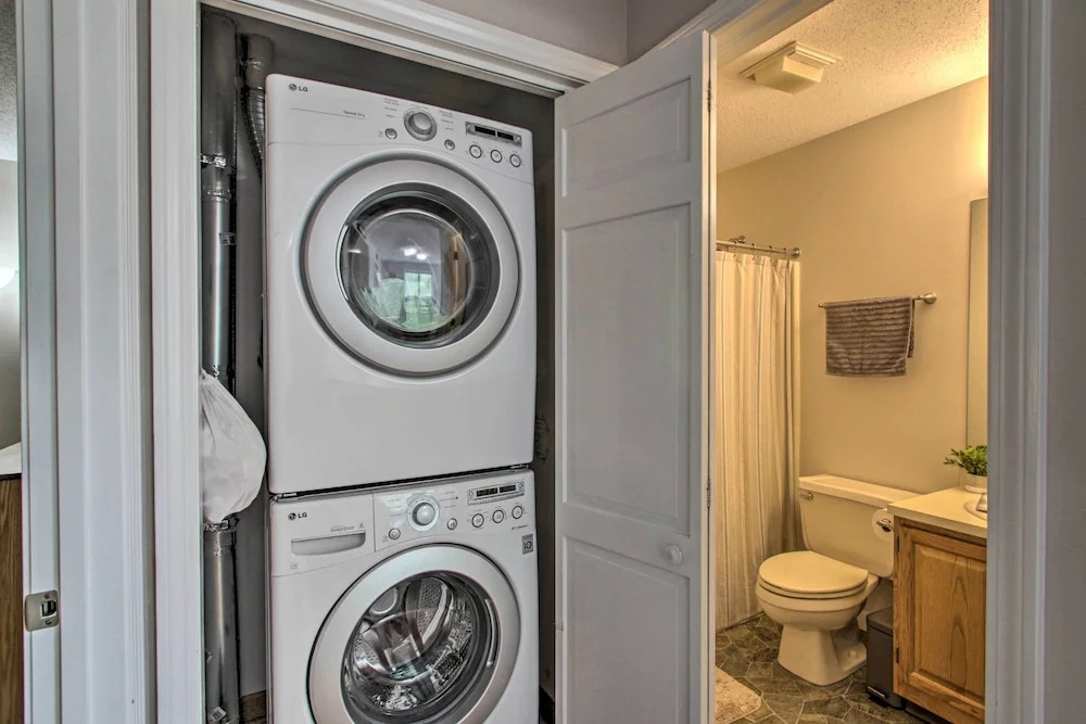 Intervale Family Retreat: Mtn View & Pool Access!