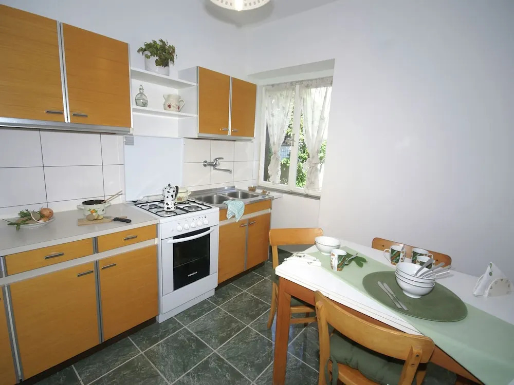 Nice House with Large Garden near Pula & Beach