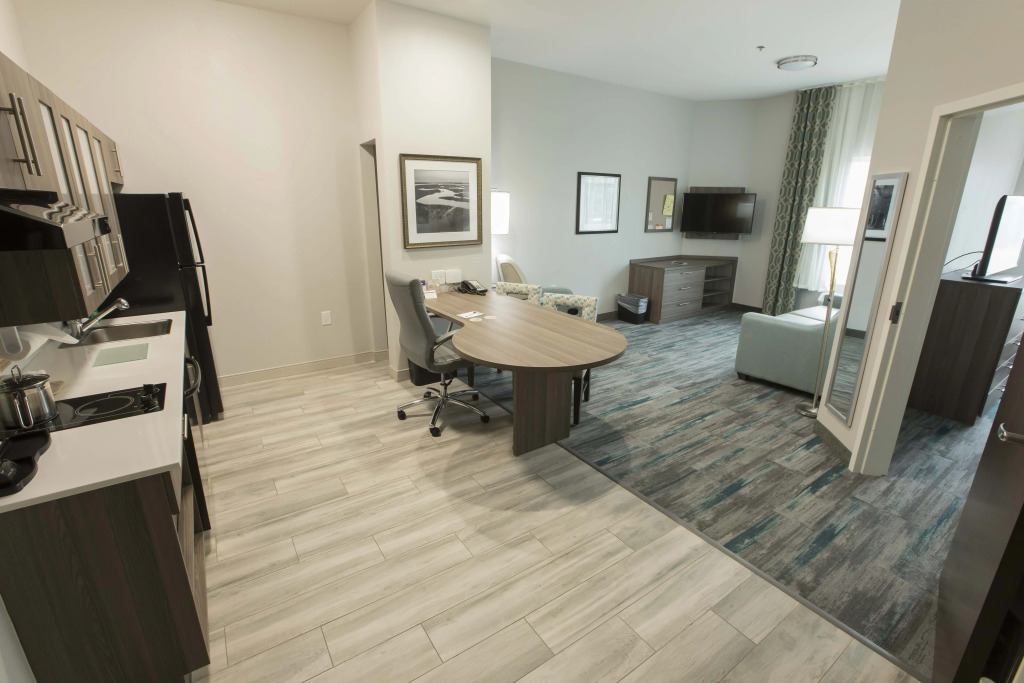 Magnolia Bay Hotel & Suites