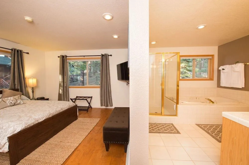 4BR House in the Pines w Hot Tub by RedAwning