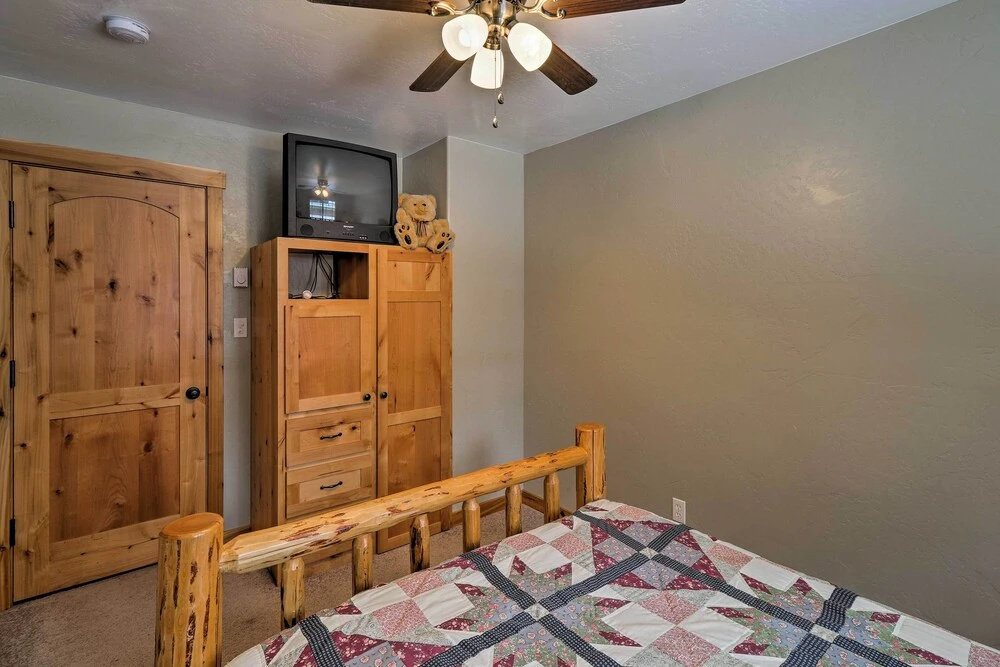 Hungry Horse Cabin: Deck, Fire Pit, Near Glacier!