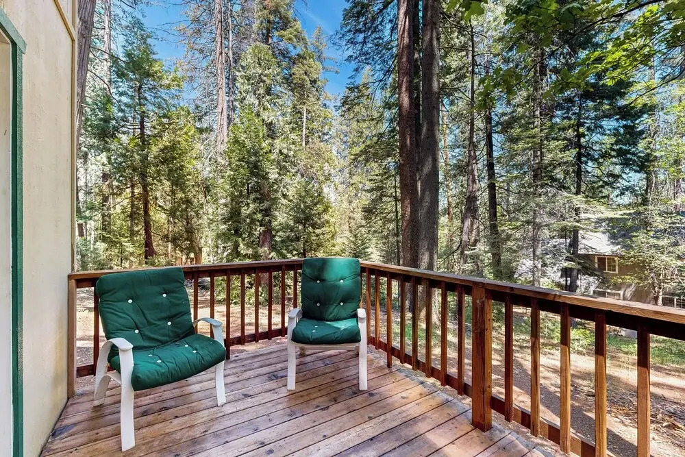 Cozy Cabin w/ Jetted Tub & Dog-friendly
