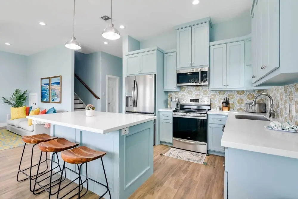 Steps to Coast! Beach Home w/ 2 Decks in Galveston